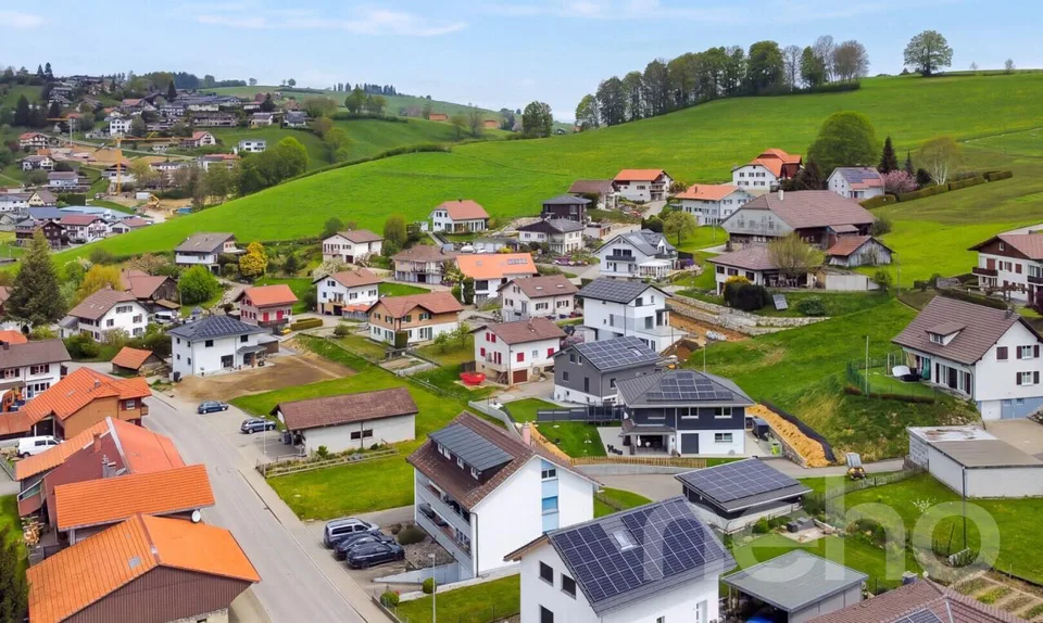 Mehrfamilienhaus im grünen Plasselb