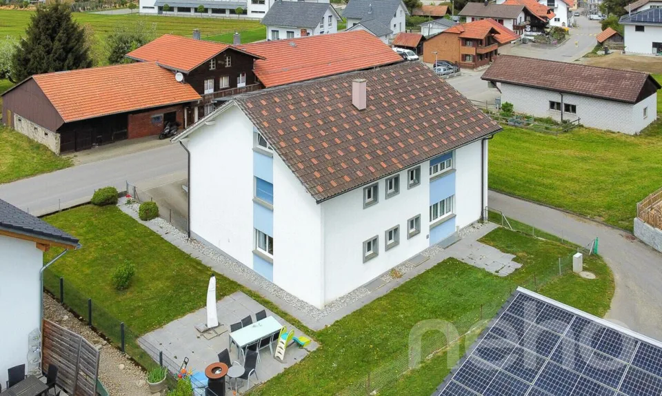Mehrfamilienhaus im grünen Plasselb