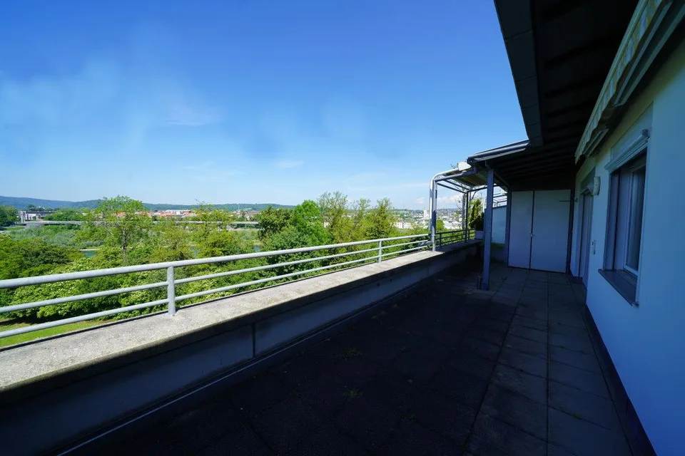 Sonnige 3.5-Zimmer-Attika-Whg. mit 2 Terrassen und Lift