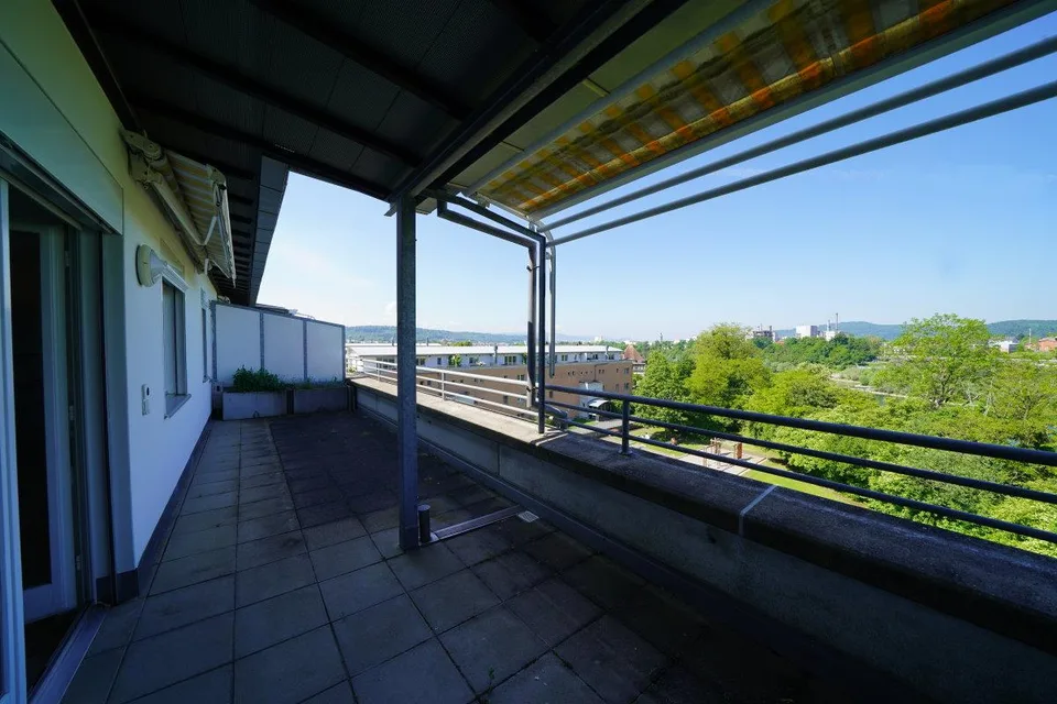 Sonnige 3.5-Zimmer-Attika-Whg. mit 2 Terrassen und Lift