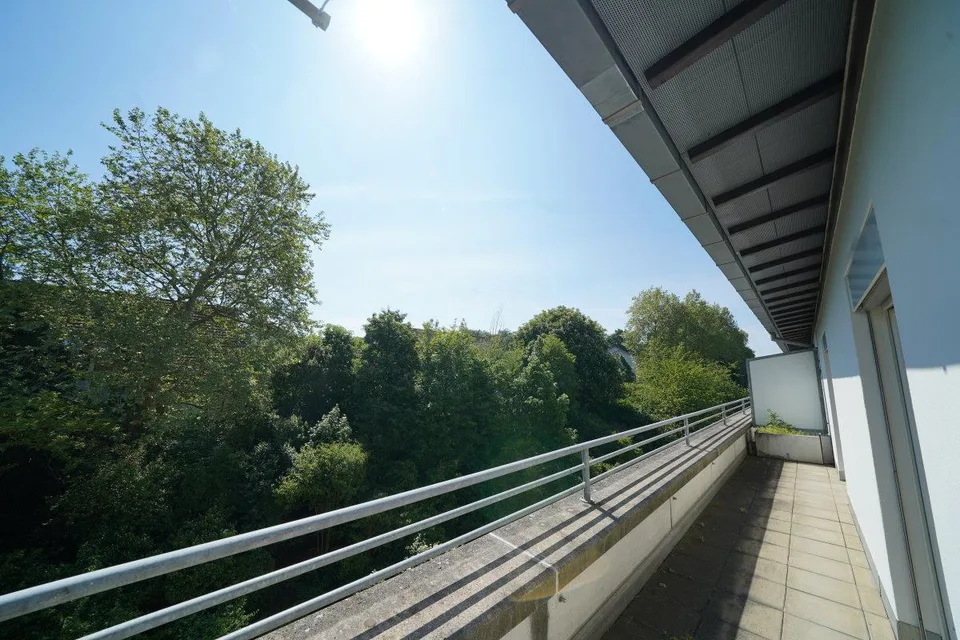 Sonnige 3.5-Zimmer-Attika-Whg. mit 2 Terrassen und Lift