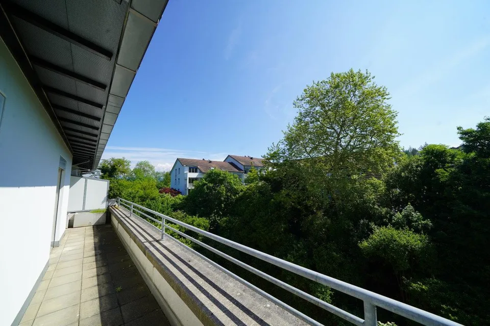 Sonnige 3.5-Zimmer-Attika-Whg. mit 2 Terrassen und Lift
