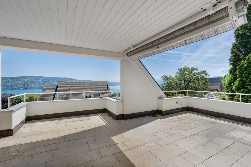 Traumhafte 4.5-Zimmer-Wohnung mit Seeblick in Oberrieden