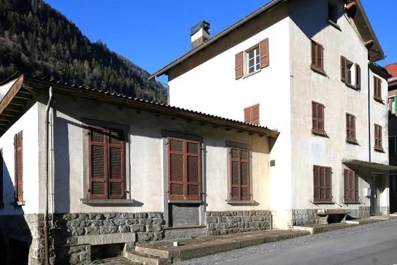 7-Zimmer-Haus an zentraler Lage / casa di 7 locali centrale