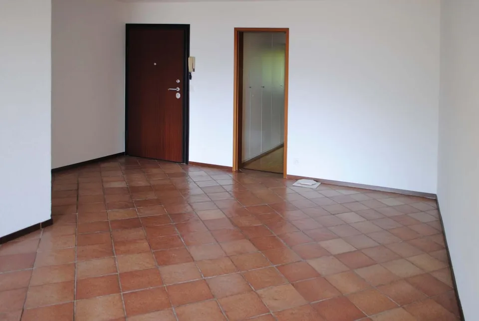 COMODO 2.5 CON TERRAZZA IN RESIDENZA CON PISCINA A COMANO