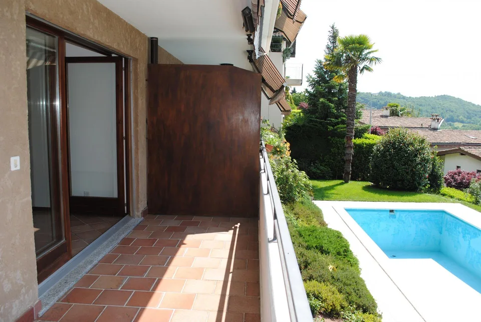 COMODO 2.5 CON TERRAZZA IN RESIDENZA CON PISCINA A COMANO
