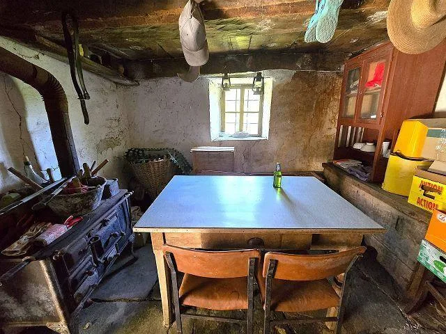 4 stalel da rinnovare con grante terreno, vista lago, in una posizi...