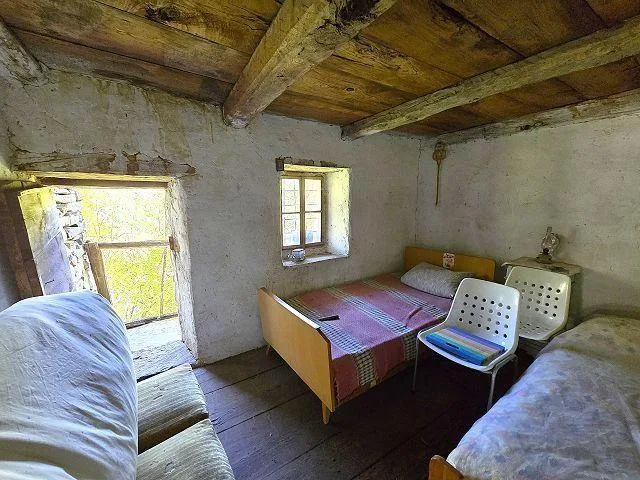 4 stalel da rinnovare con grante terreno, vista lago, in una posizi...