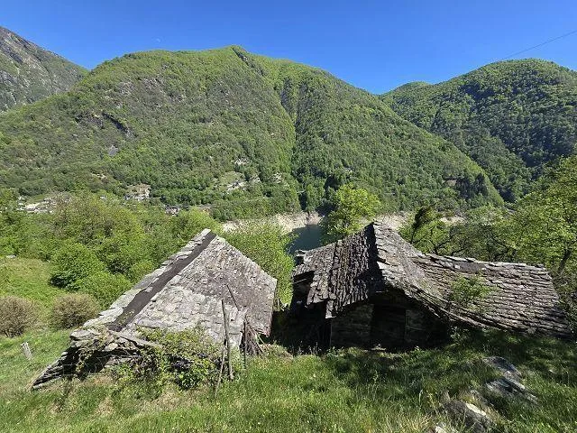 4 stalel da rinnovare con grante terreno, vista lago, in una posizi...