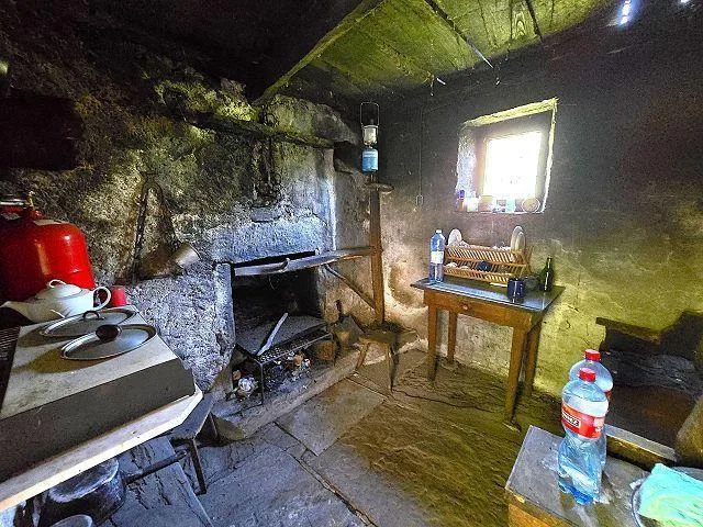4 stalel da rinnovare con grante terreno, vista lago, in una posizi...