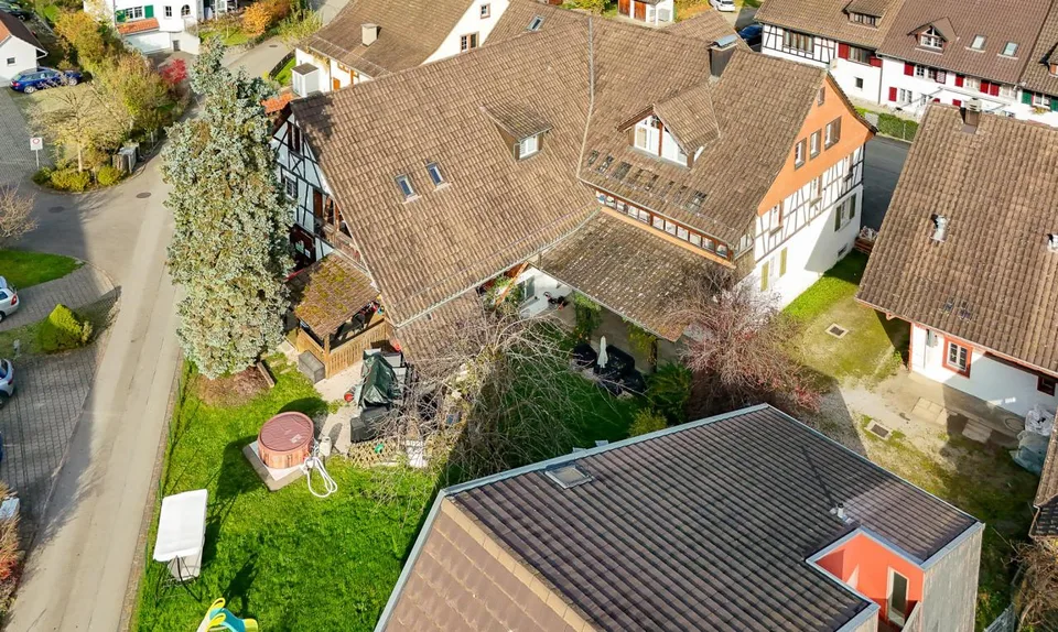 Grosszügiges und vollvermietetes Mehrfamilienhaus mit Gewerbeeinheit