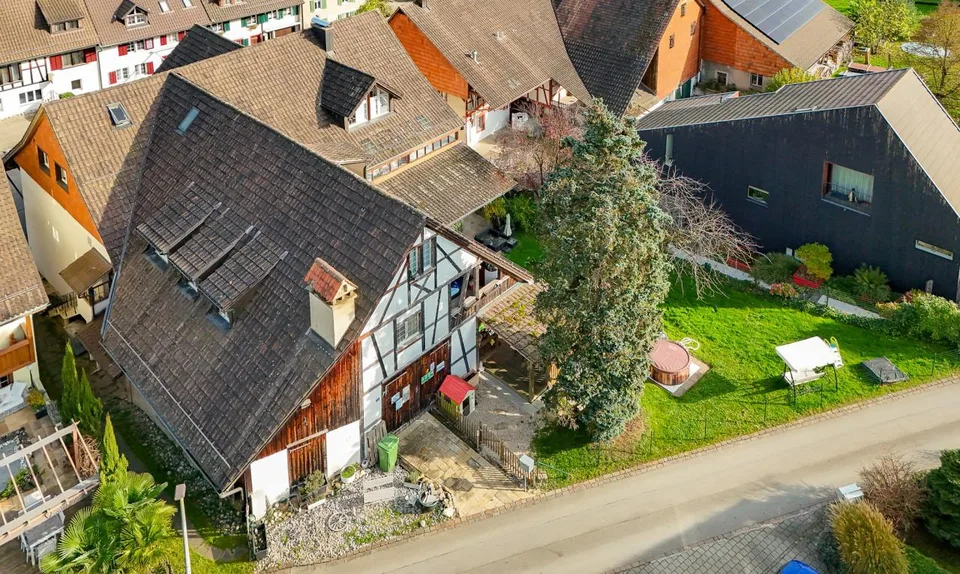 Grosszügiges und vollvermietetes Mehrfamilienhaus mit Gewerbeeinheit