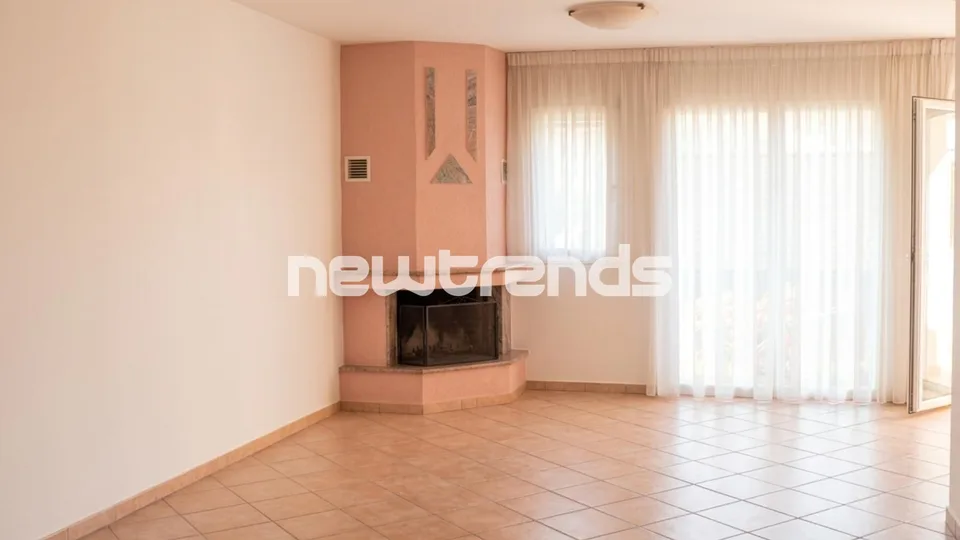 PREDOMINANTE VILLA MIT 5.5 ZIMMERN, GARTEN UND 2 ABGESTELLTEN PARKPLÄTZEN