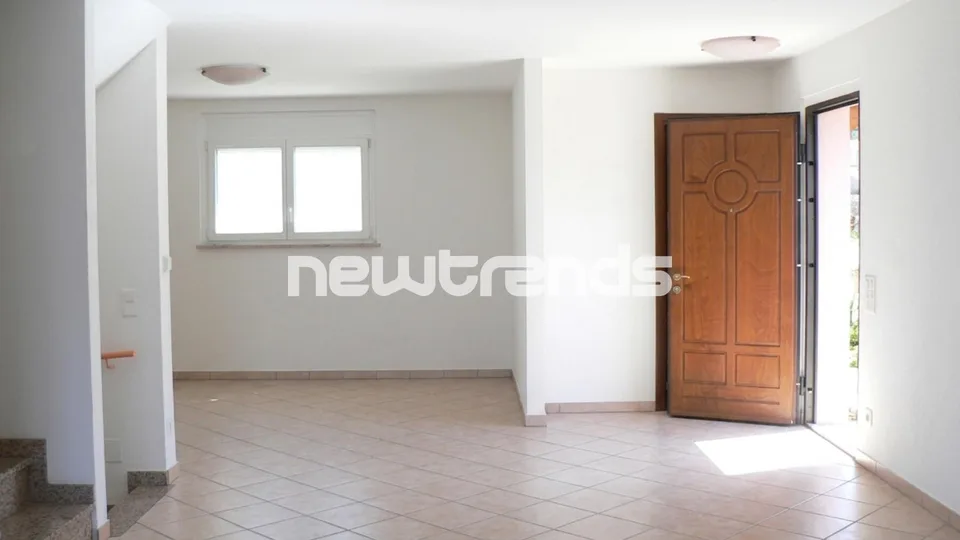 PREDOMINANTE VILLA MIT 5.5 ZIMMERN, GARTEN UND 2 ABGESTELLTEN PARKPLÄTZEN