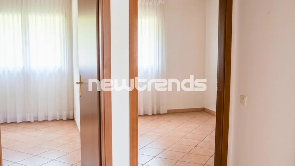 Vorherrschende 5.5-Zimmer-Villa mit Garten und 2 überdachten Parkplätzen – Foto 8 von 16
