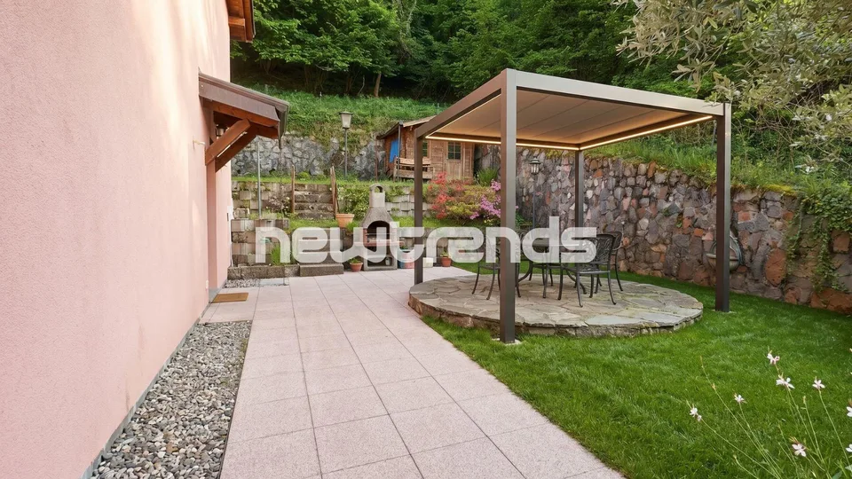 PREDOMINANTE VILLA MIT 5.5 ZIMMERN, GARTEN UND 2 ABGESTELLTEN PARKPLÄTZEN