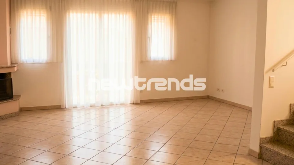 PREDOMINANTE VILLA MIT 5.5 ZIMMERN, GARTEN UND 2 ABGESTELLTEN PARKPLÄTZEN