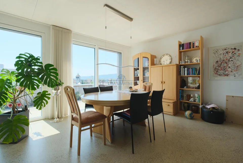 Attikawohnung mit Stil, grosser Terrasse und weiter Aussicht