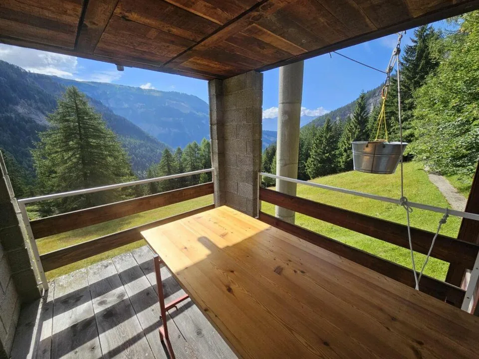 Chalet di 3,5 stanze situato in un ambiente unico a Rawyl - NON ACCESSIBILE AFFATTO IN INVERNO, NÉ A PIEDI, NÉ IN AUTO, NÉ CON GLI SCI e con un 4X4 il resto dell'anno