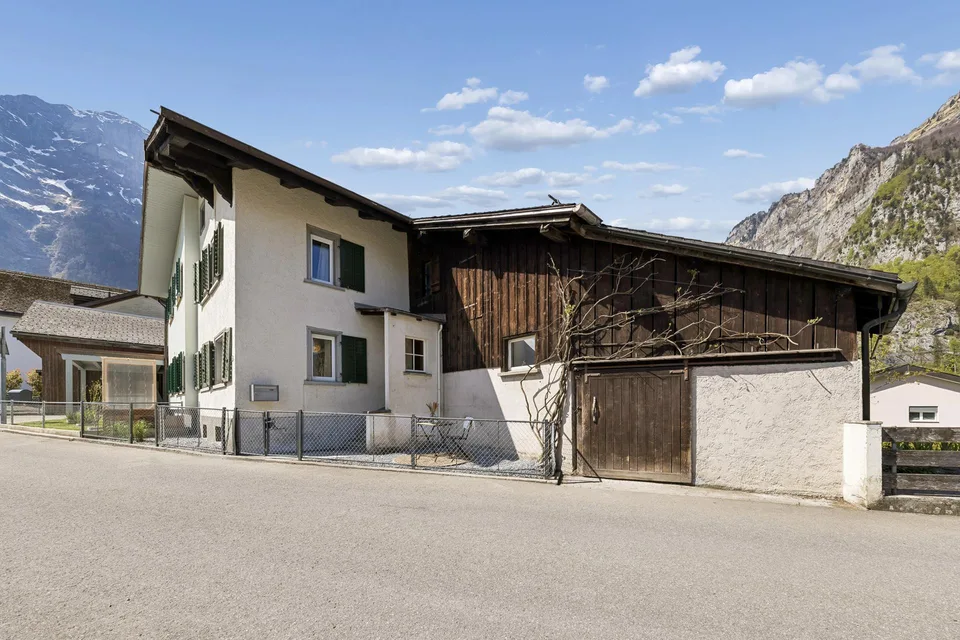 liebevoll saniertes 4.5-Zimmer-Doppeleinfamilienhaus in  Riedern