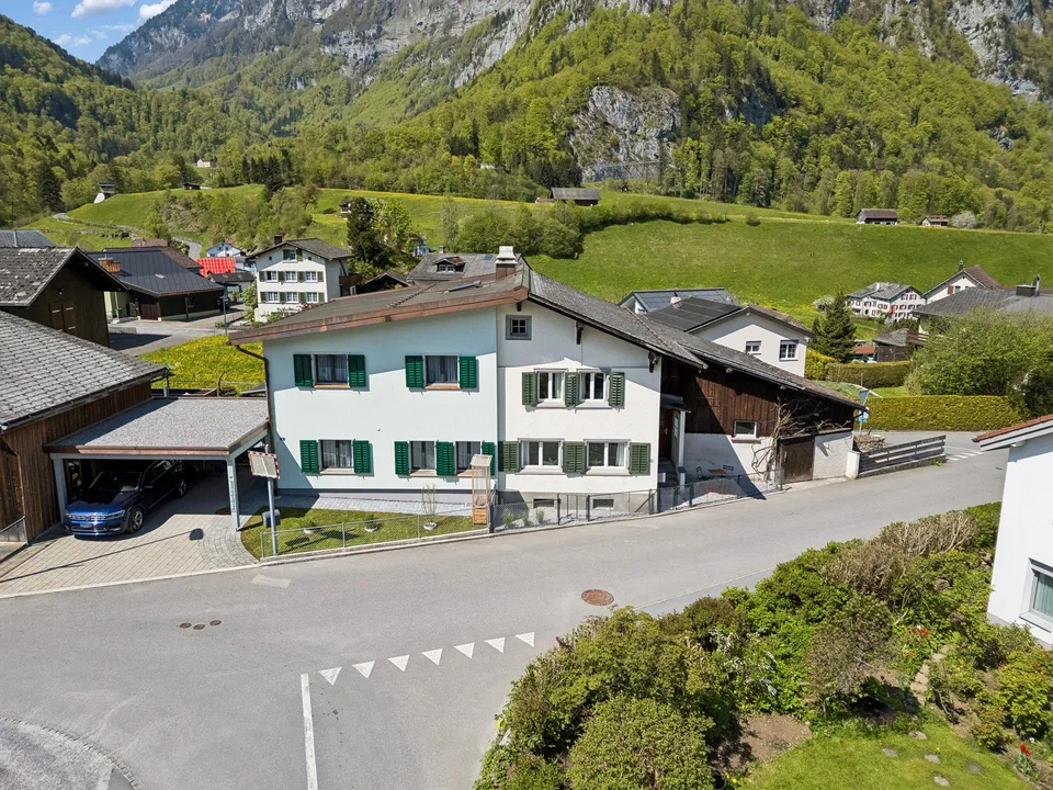 liebevoll saniertes 4.5-Zimmer-Doppeleinfamilienhaus in  Riedern