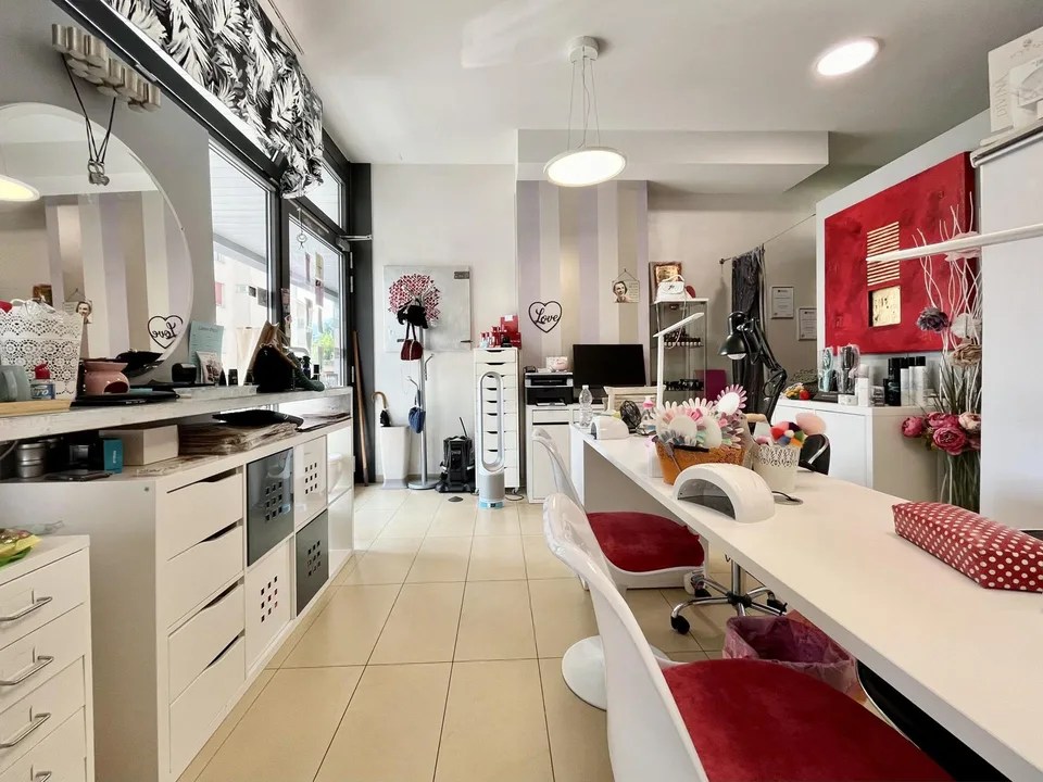 MODERNO SPAZIO COMMERCIALE A MASSAGNO - PIAZZA SANTA LUCIA