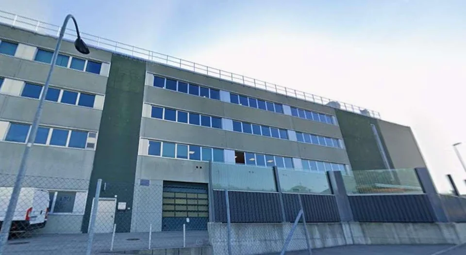 MENDRISIO: CAPANNONE 822 MQ CON 15 POSTEGGI