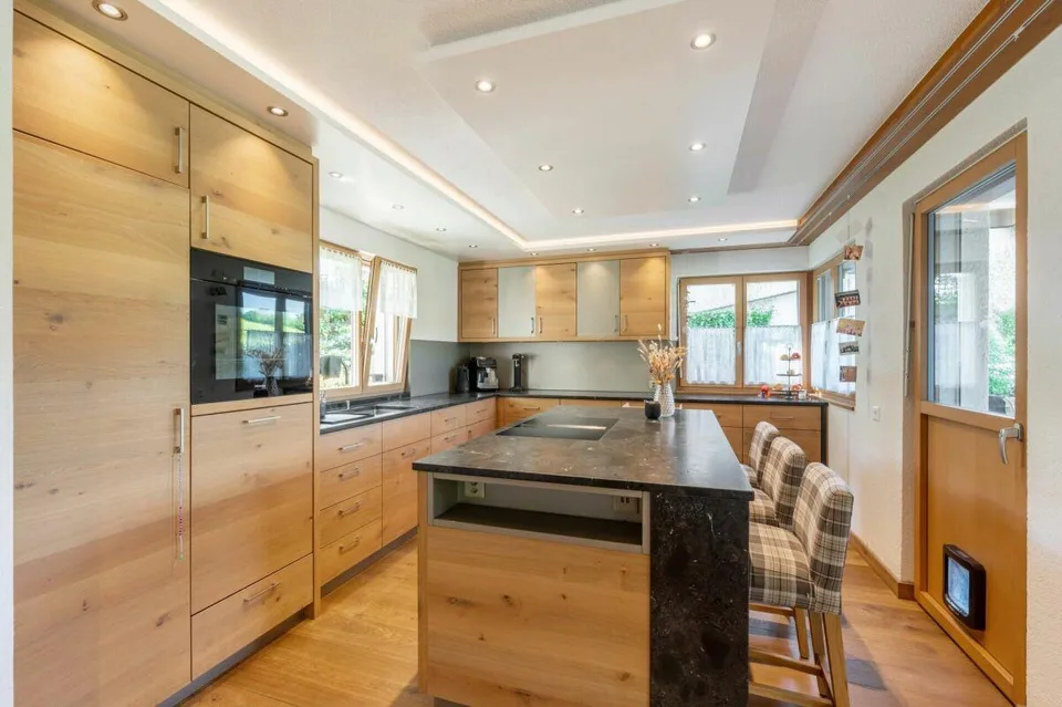 Grosszügiges freistehendes 6.5-Zimmer-Einfamilienhaus mit viel Plat...
