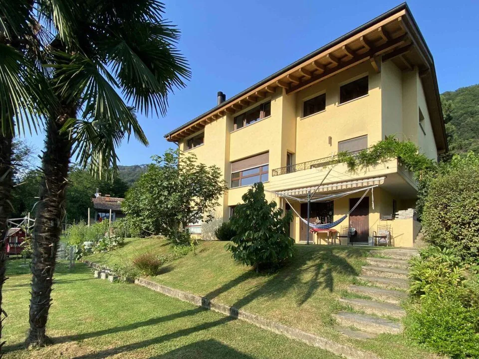 CASA CON SORPRESA! BEN CURATA E SPAZIOSA A POCHI MINUTI DAL LAGO E ...