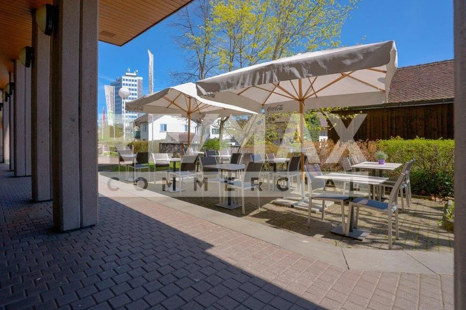Restaurant Oase mit Aussensitzplätzen direkt am Bach