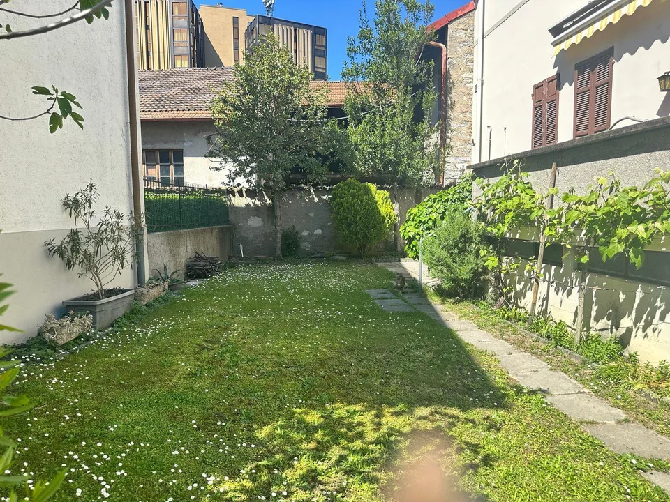 Ampia casa unifamiliare con giardino in tranquilla zona residenzial... – foto 7 di 14
