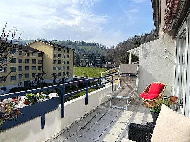 Sonnige Wohnung mit Cheminée auf oberster Etage in Stadtnähe