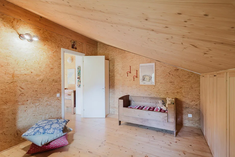 Vivi nel verde, senza compromessi: casa indipendente in legno a Moleno – foto 14 di 15