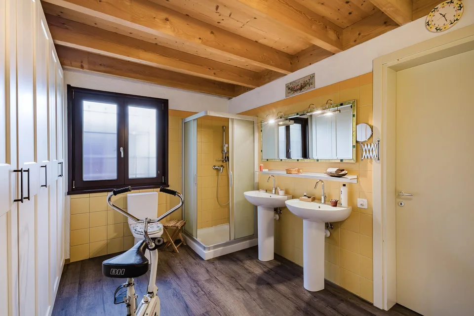 Vivi nel verde, senza compromessi: casa indipendente in legno a Moleno – foto 11 di 15