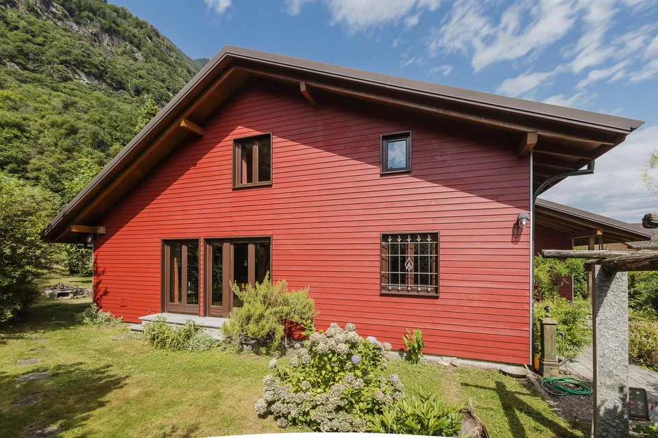 Vivi nel verde, senza compromessi: casa indipendente in legno a Moleno