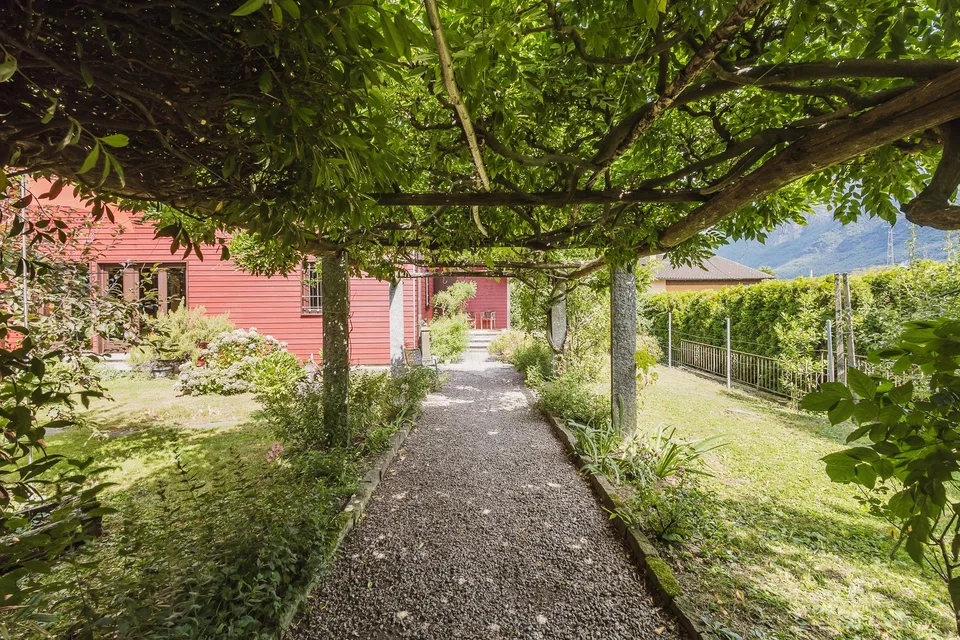 Vivi nel verde, senza compromessi: casa indipendente in legno a Moleno