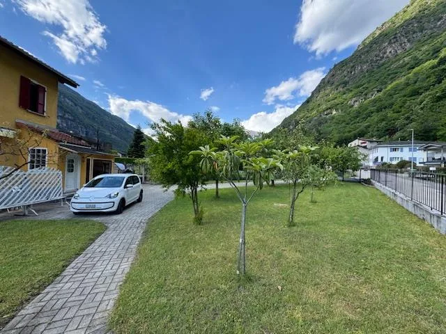 Biasca: casa unifamiliare con giardino e garage doppio