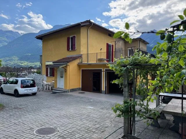 Biasca: casa unifamiliare con giardino e garage doppio