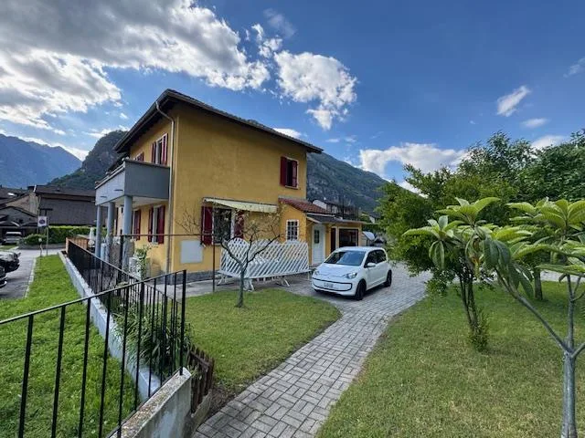 Biasca: casa unifamiliare con giardino e garage doppio