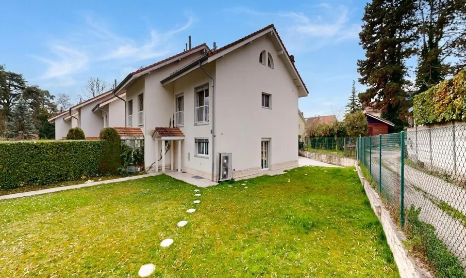 5 pièces, 180 m²: Belle maison mitoyenne en bout avec jardin à Mies