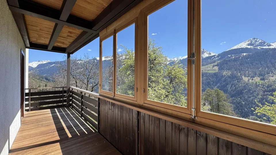 Charmante 3.5-Zimmerwohnung mit traumhaftem Bergpanorama in Castiel – Foto 9 von 12