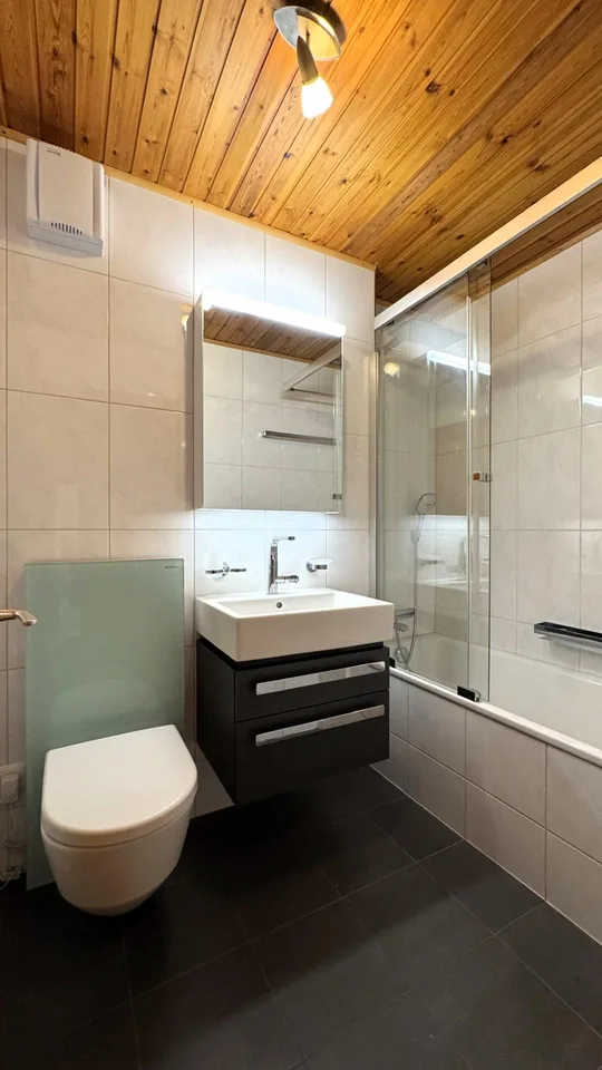 Charmante 3.5-Zimmerwohnung mit traumhaftem Bergpanorama in Castiel – Foto 8 von 12