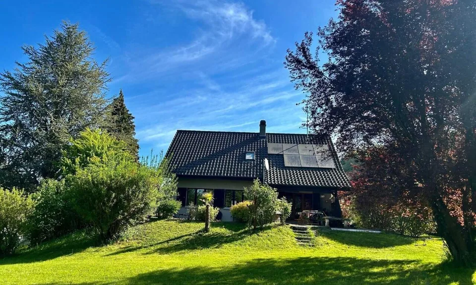 Einfamilienhaus auf einem großen Grundstück