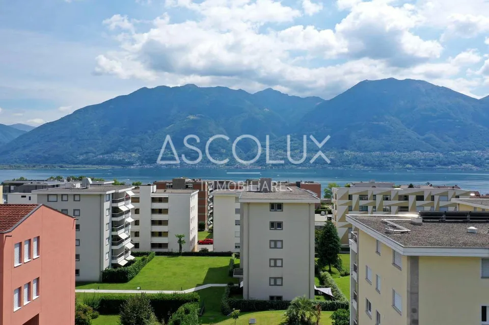 Attico di Classe con Vista Lago – 3.5 Locali di Eleganza e Luce | D...