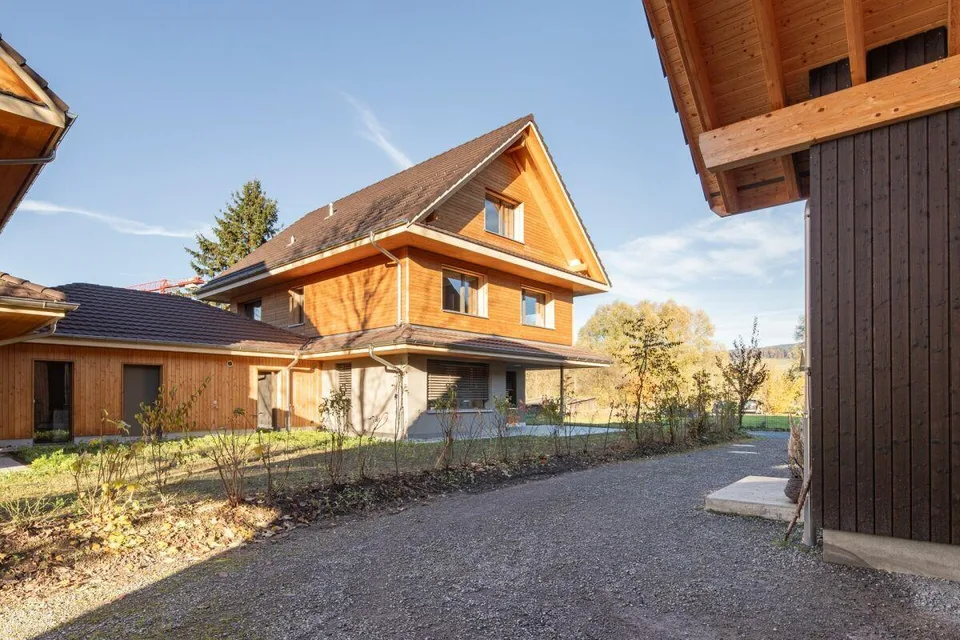 NEUES 6.5-Zimmer-Einfamilienhaus am See