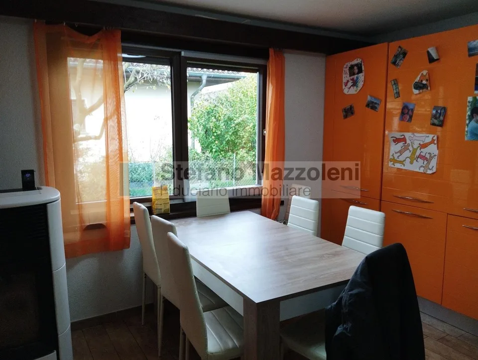 QUARTINO – Vendesi casa accogliente, spaziosa e ben servita