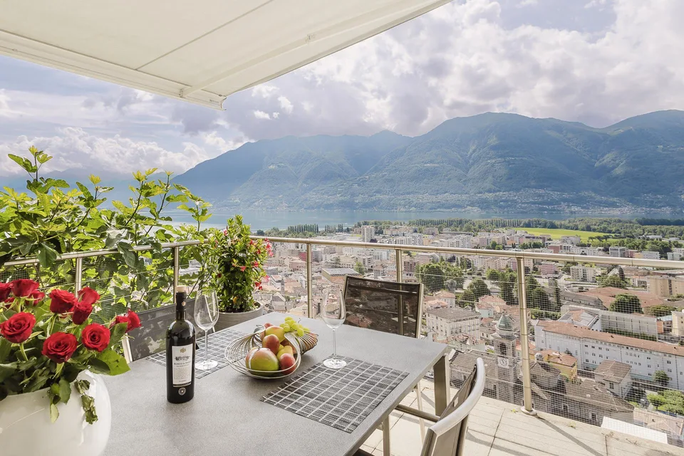 Elegante Villa con Vista Mozzafiato sul Lago Maggiore