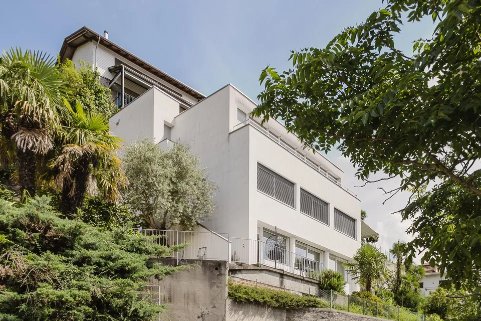 Elegante Villa con Vista Mozzafiato sul Lago Maggiore