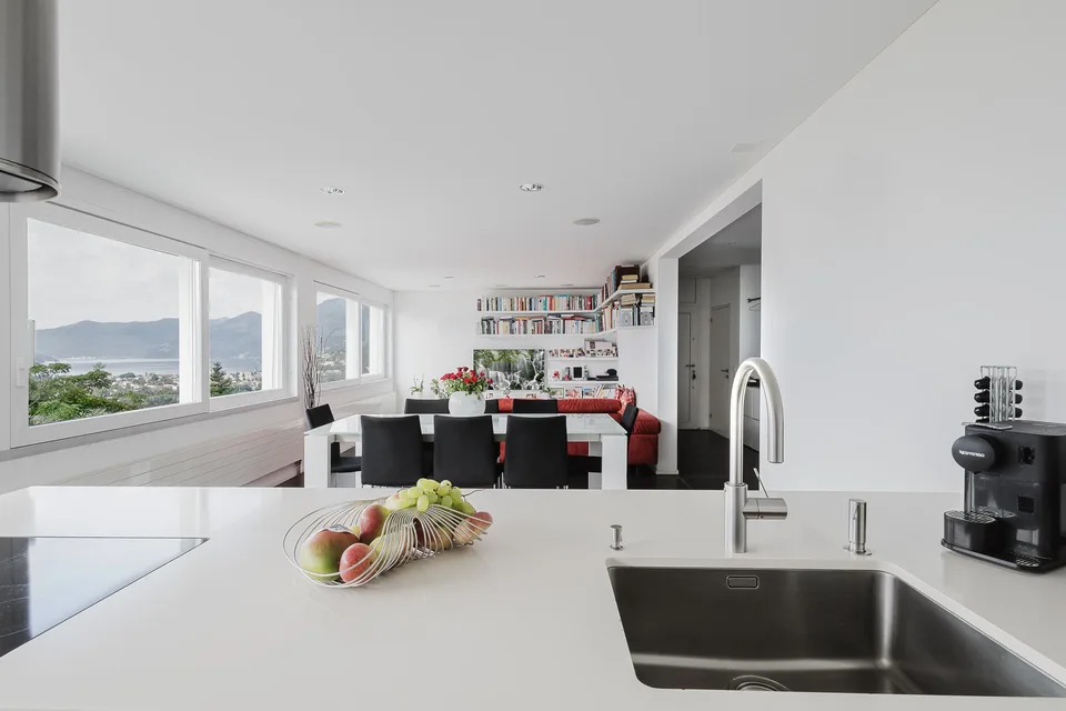 Elegante Villa con Vista Mozzafiato sul Lago Maggiore