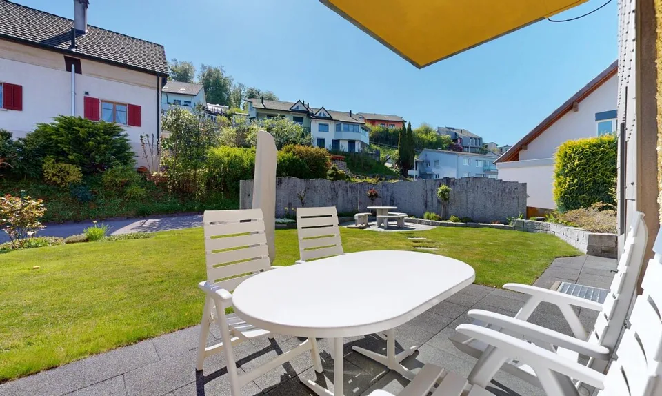Maison avec une architecture unique et un grand paradis de jardin